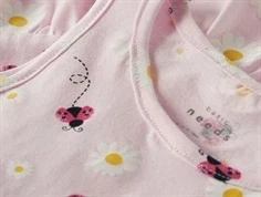 Print af flyvende mariehøns og bellis blomster på Name It kjole i lyserød 13228172 festival bloom ladybug